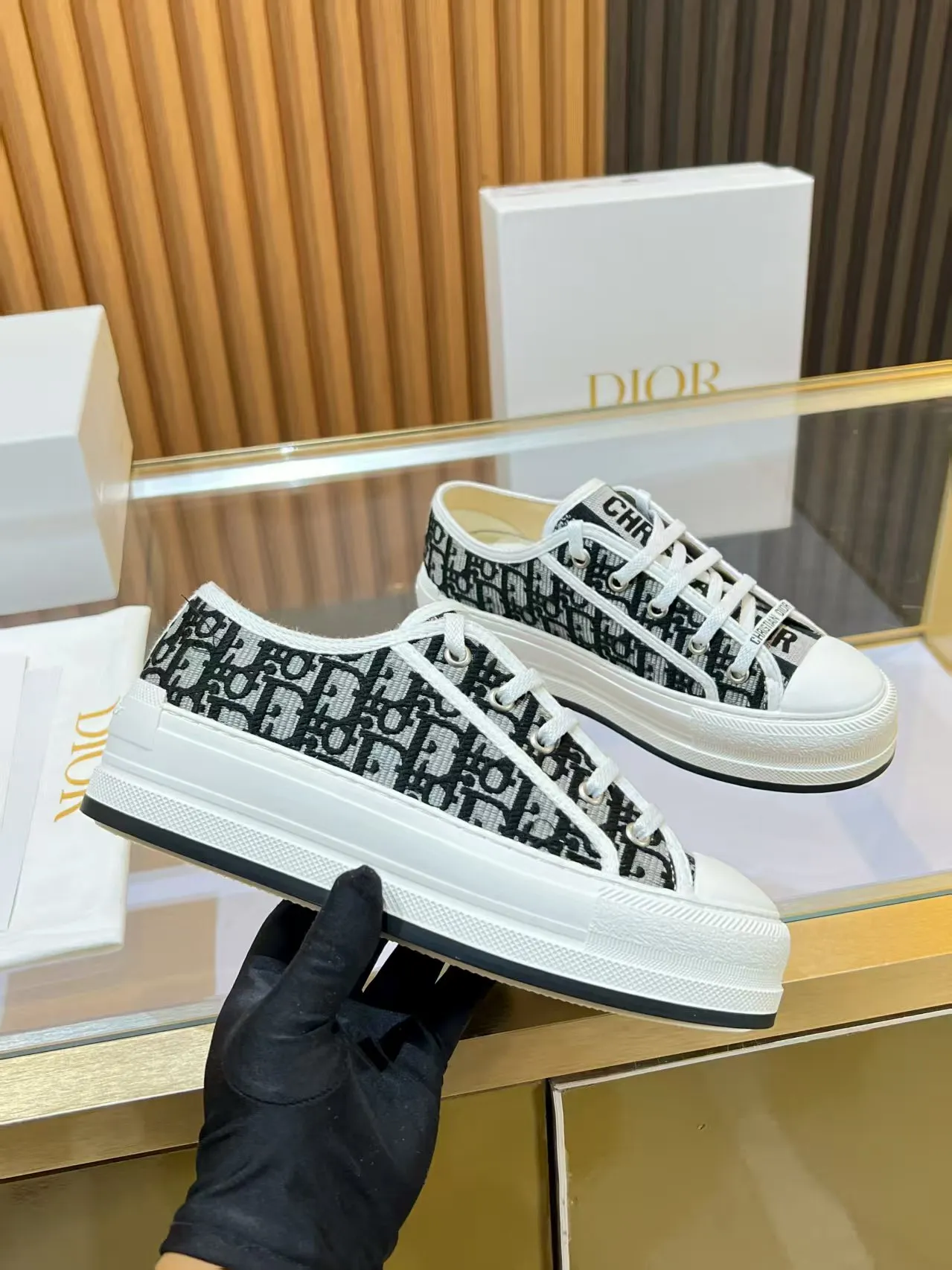 👟👟Ex-factory price 520👟👟 Walk‘n’Dior embroidered mid-top casual shoes are new in 2025. On the fashion stage, Dior embroidered shoes are the well-deserved protagonist. Delicate stitching is used on the upper, every stitch is devoted to the craftsman's efforts, and every thread is woven with artistic poetry. From complex floral patterns to smart geometric textures, embroidery is like the magic that gives shoes life, allowing them to show dynamic beauty even in static conditions.   Wearing Dior embroidered shoes feels like stepping into a dream world full of art. It is not only a pair of shoes, but also a walking piece of art that perfectly integrates fashion and culture. Whether you are strolling on the bustling city streets or attending important social occasions, Dior embroidered shoes can add unique charm to your style and become the focus of everyone's attention.   Choosing Dior embroidered shoes means choosing a persistent pursuit of quality and a unique understanding of fashion. Let it accompany you through every wonderful moment and leave your own fashion mark.  Material: Sheepskin lining, feet, silk cowhide, size 35-41, heel height 5cm